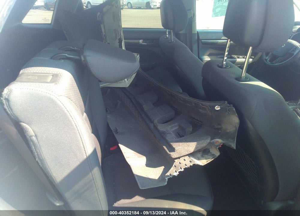 2011 KIA SORENTO LX VIN: 5XYKTCA15BG180470
