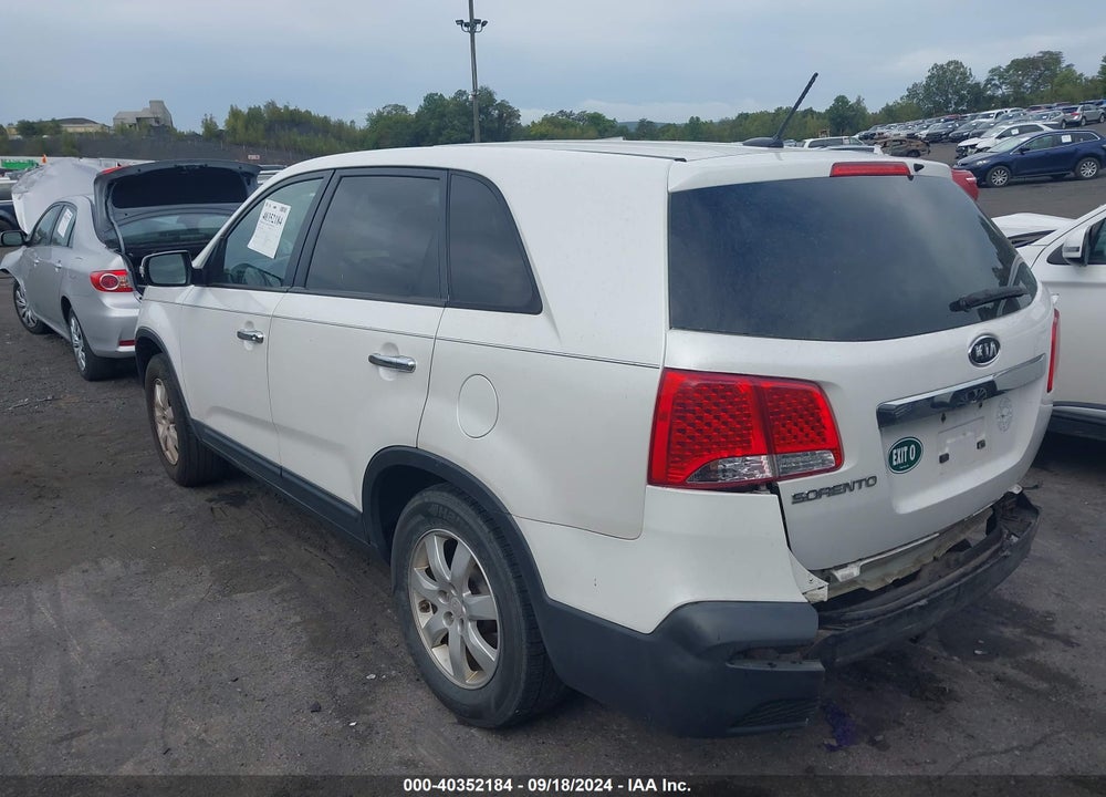 2011 KIA SORENTO LX VIN: 5XYKTCA15BG180470