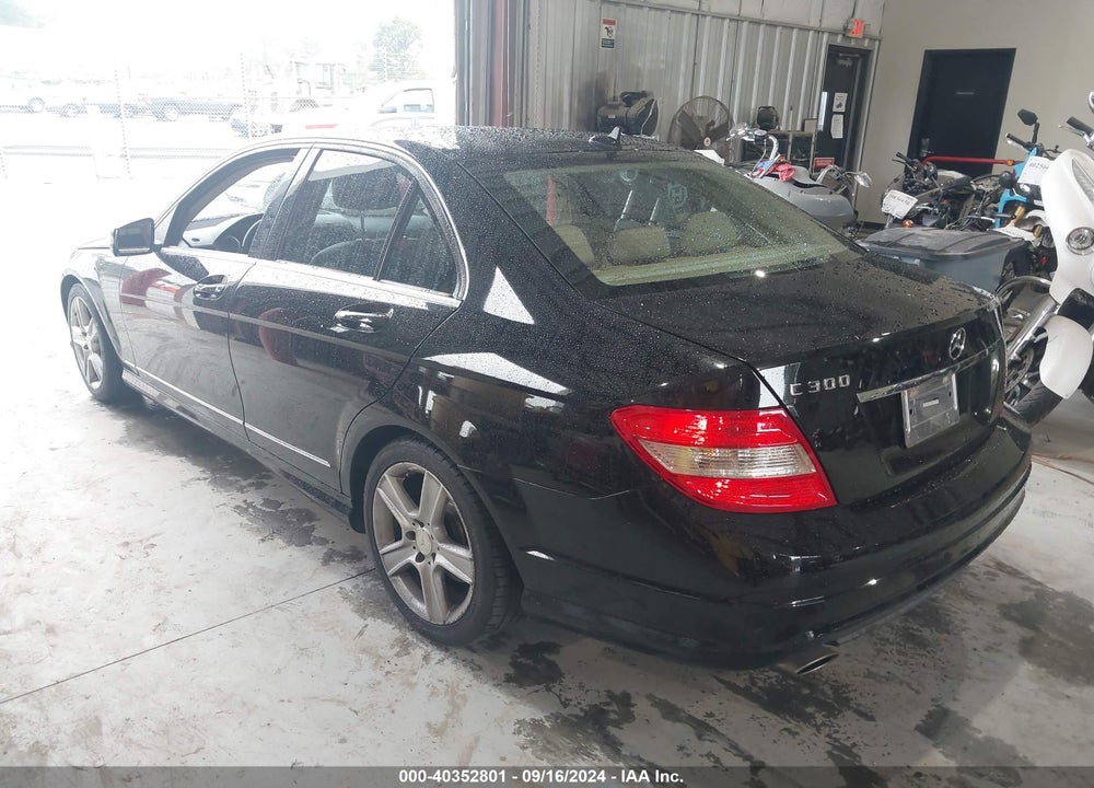 2010 MERCEDES-BENZ C 300 LUXURY/SPORT VIN: WDDGF5EB1AR104360