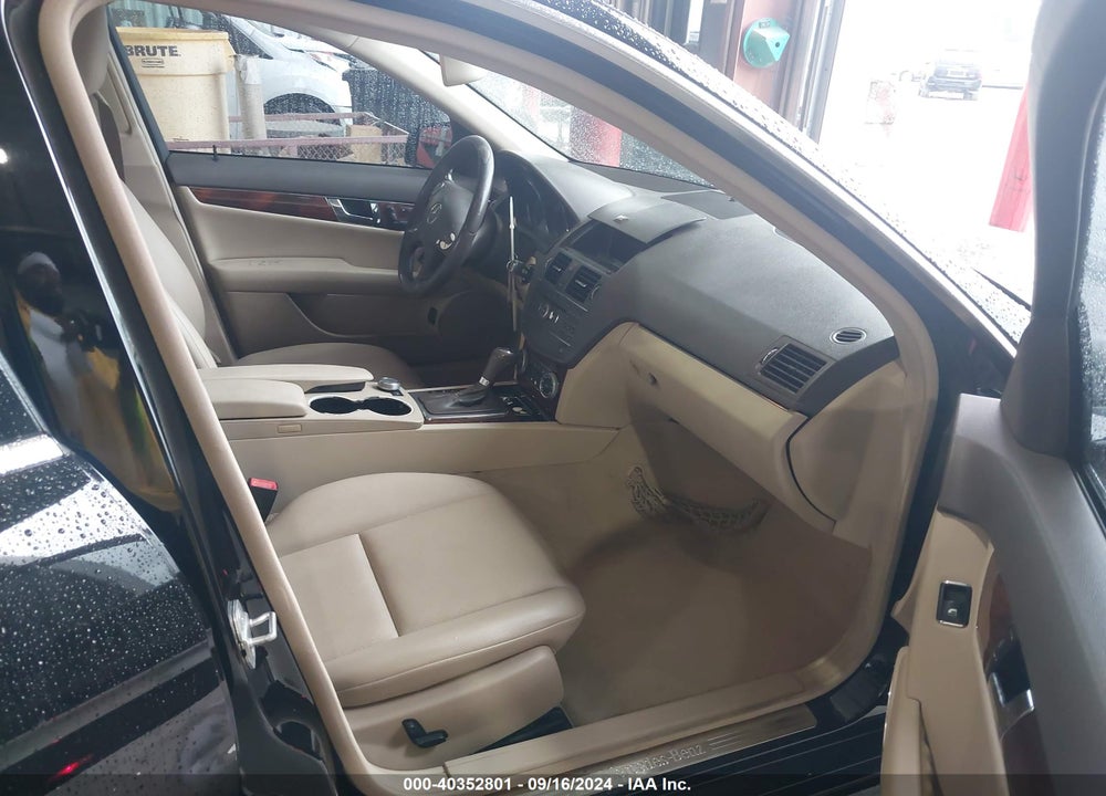 2010 MERCEDES-BENZ C 300 LUXURY/SPORT VIN: WDDGF5EB1AR104360