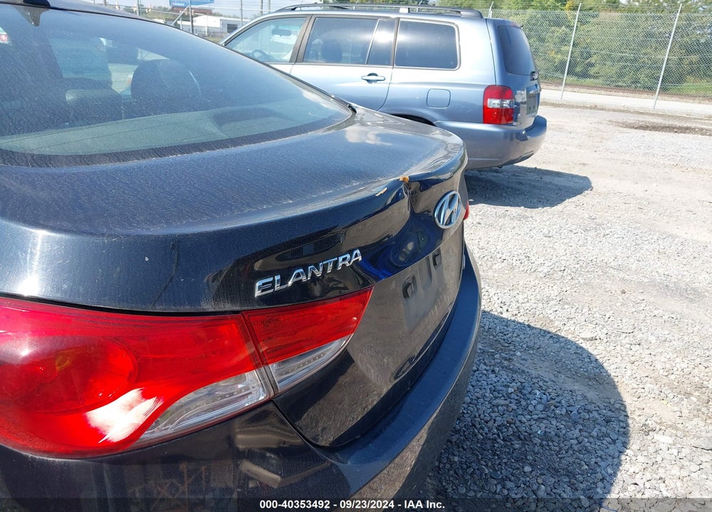 2011 HYUNDAI ELANTRA LIMITED VIN: 5NPDH4AE4BH021211