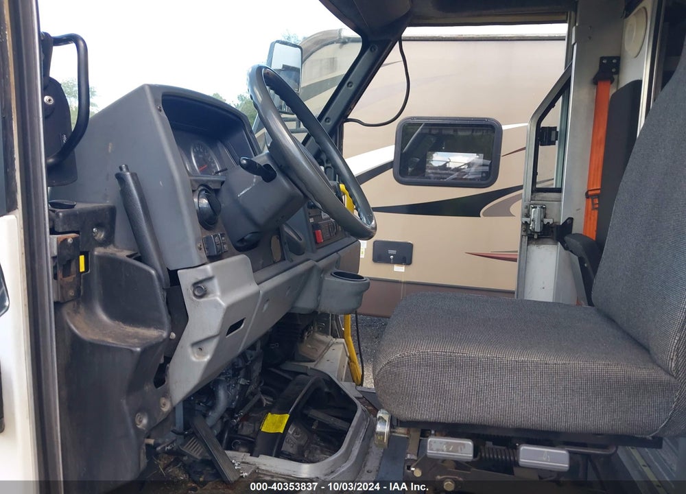 2014 ISUZU COMMERCIAL VAN VIN: JALB4T178E7W00207