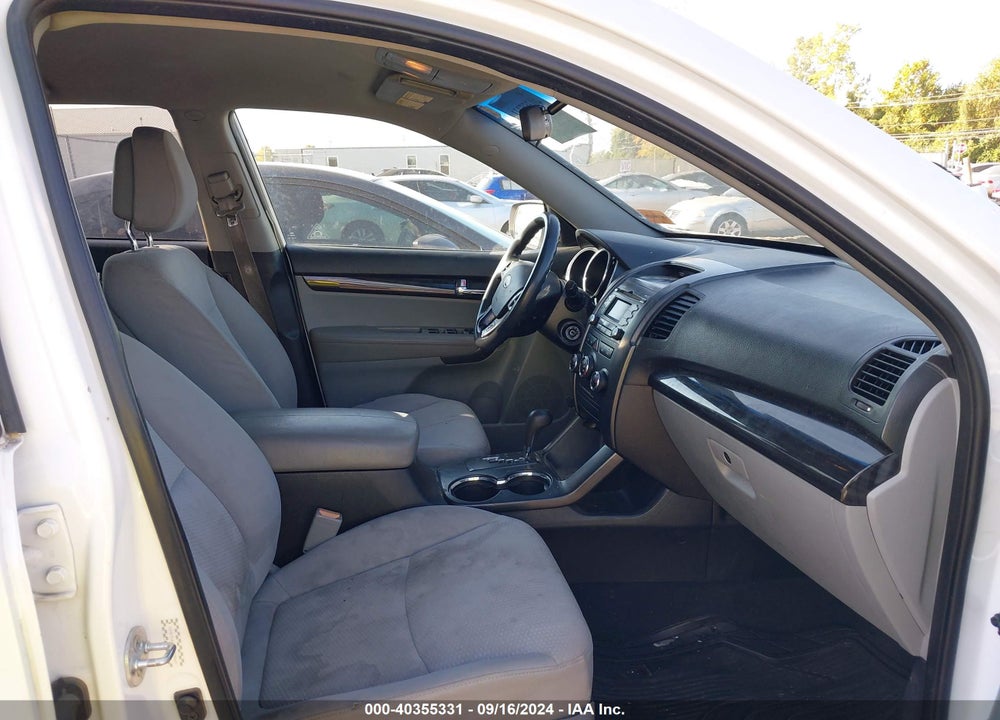 2011 KIA SORENTO LX VIN: 5XYKTCA11BG023969