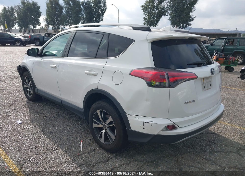 2018 TOYOTA RAV4 XLE VIN: 2T3RFREV5JW789404