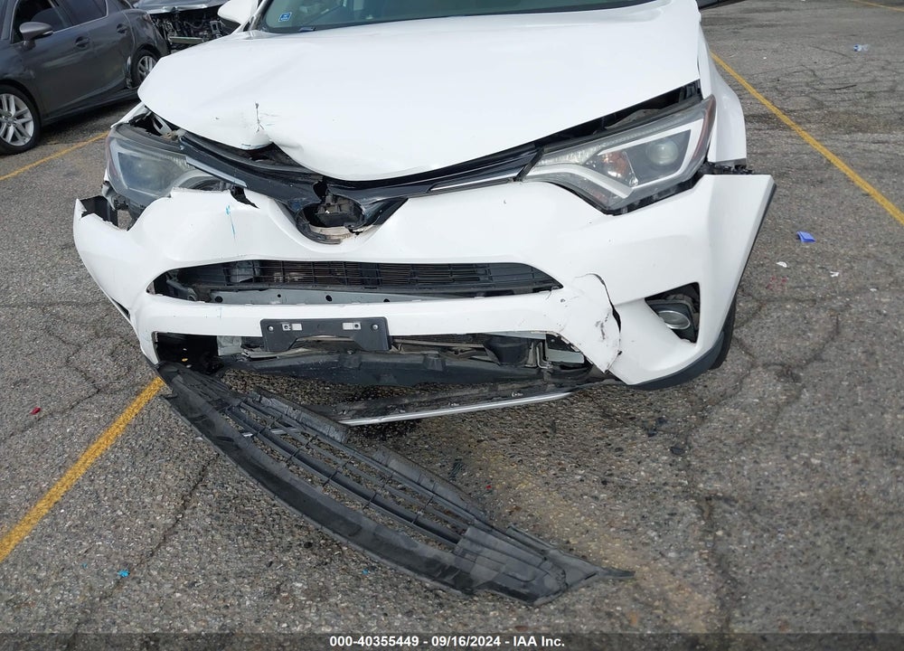 2018 TOYOTA RAV4 XLE VIN: 2T3RFREV5JW789404