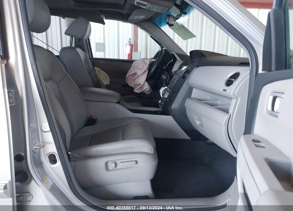 2011 HONDA PILOT TOURING VIN: 5FNYF4H94BB076630