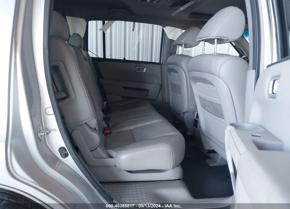 2011 HONDA PILOT TOURING VIN: 5FNYF4H94BB076630