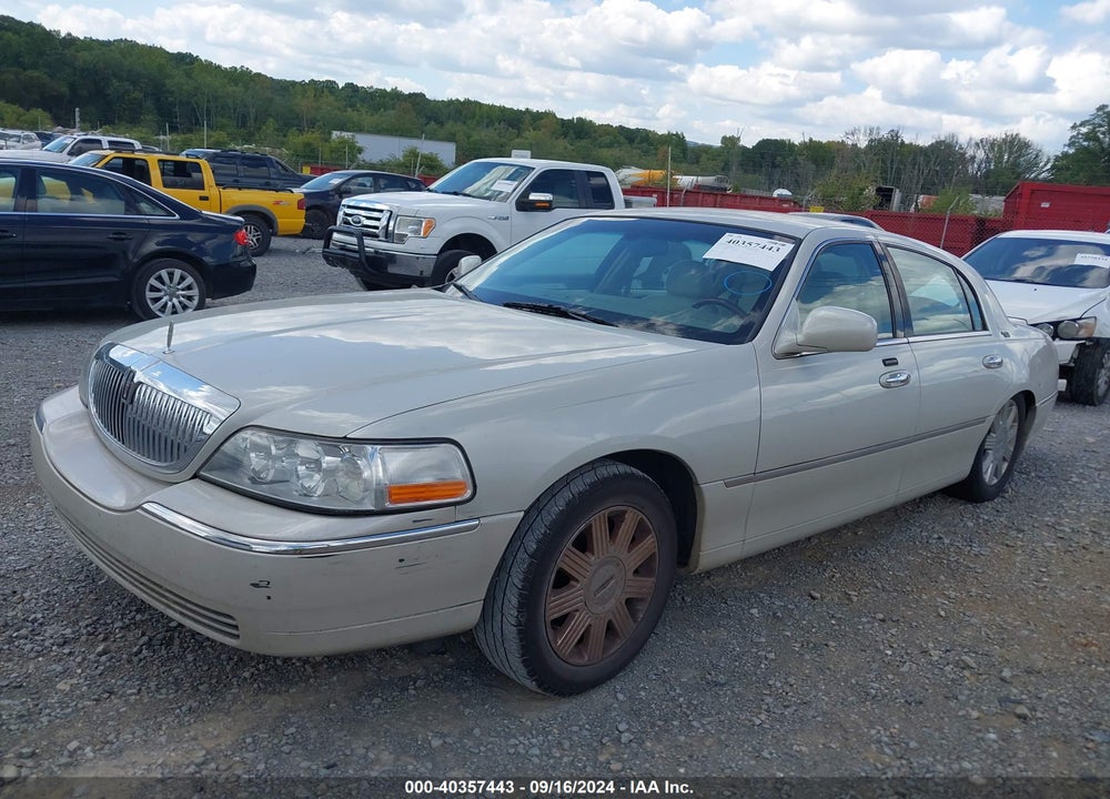 2005 LINCOLN TOWN CAR SIGNATURE LIMITED VIN: 1LNHM82W35Y647360