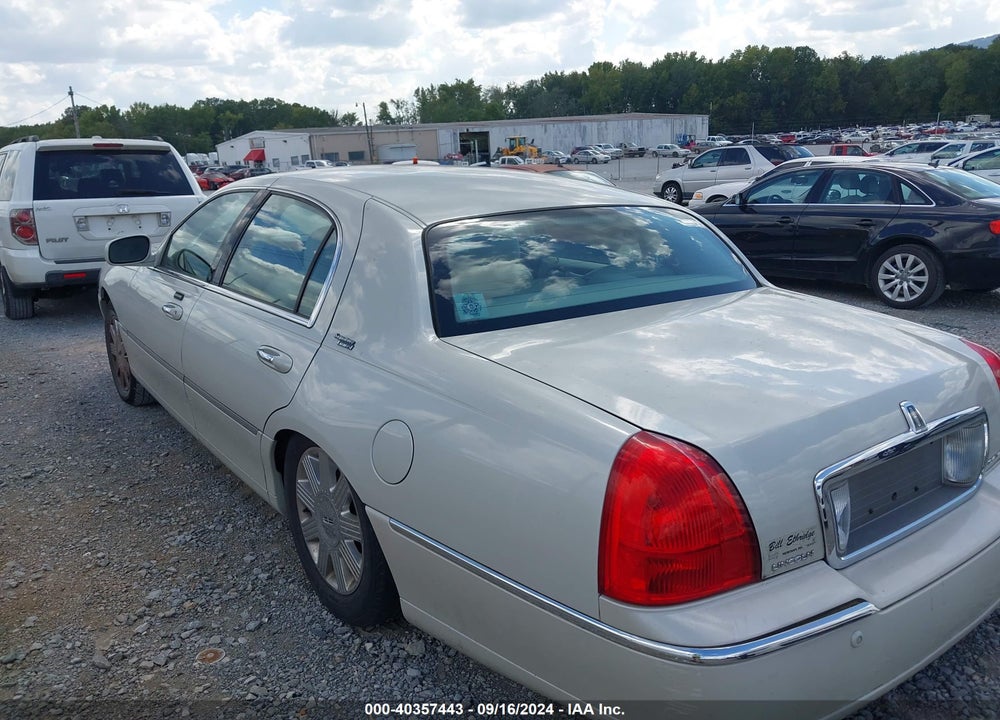 2005 LINCOLN TOWN CAR SIGNATURE LIMITED VIN: 1LNHM82W35Y647360