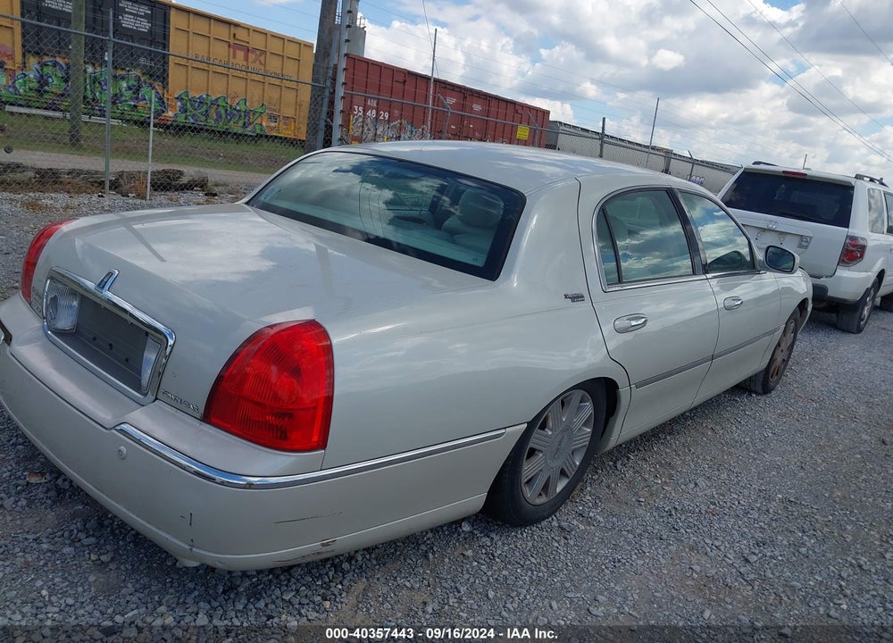 2005 LINCOLN TOWN CAR SIGNATURE LIMITED VIN: 1LNHM82W35Y647360