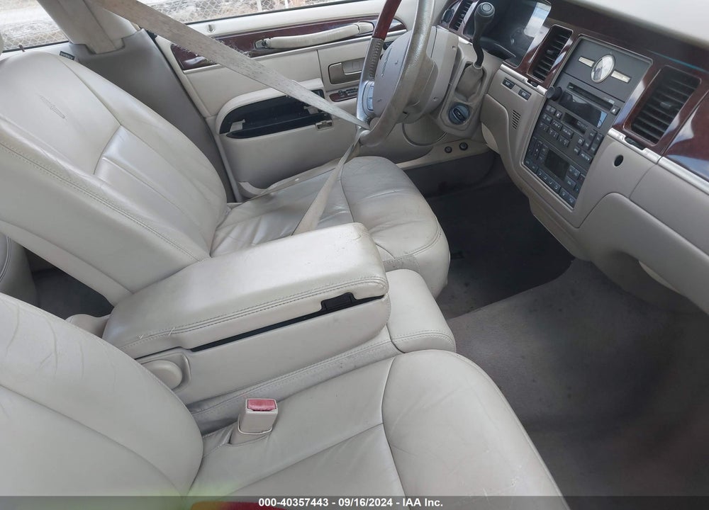 2005 LINCOLN TOWN CAR SIGNATURE LIMITED VIN: 1LNHM82W35Y647360
