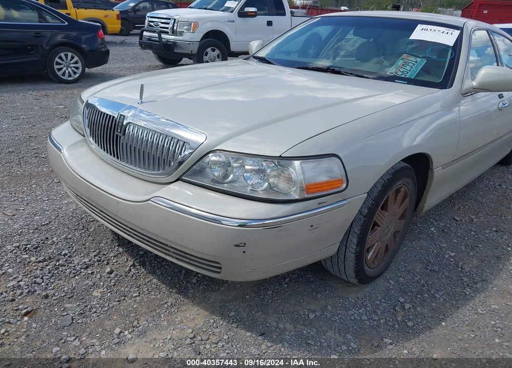 2005 LINCOLN TOWN CAR SIGNATURE LIMITED VIN: 1LNHM82W35Y647360