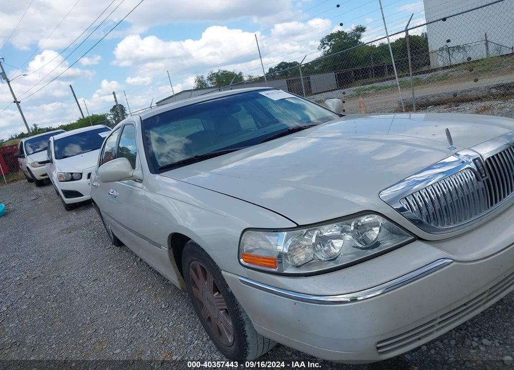 2005 LINCOLN TOWN CAR SIGNATURE LIMITED VIN: 1LNHM82W35Y647360