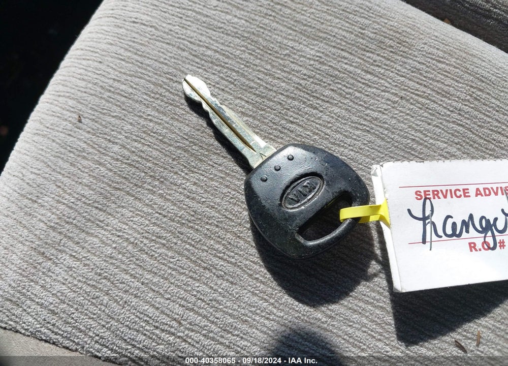 2011 KIA SEDONA LX VIN: KNDMG4C72B6368256
