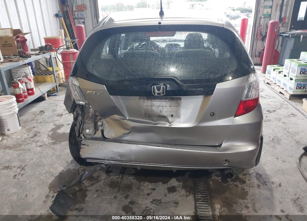 2010 HONDA FIT VIN: JHMGE8H22AC008586