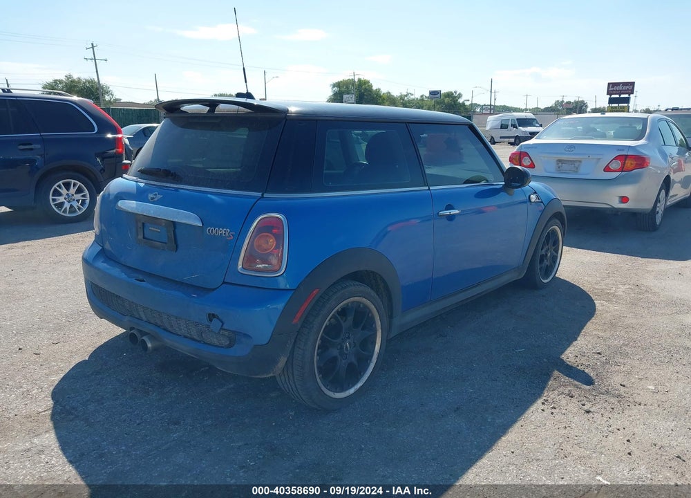 2009 MINI COOPER S VIN: WMWMF73529TT99793