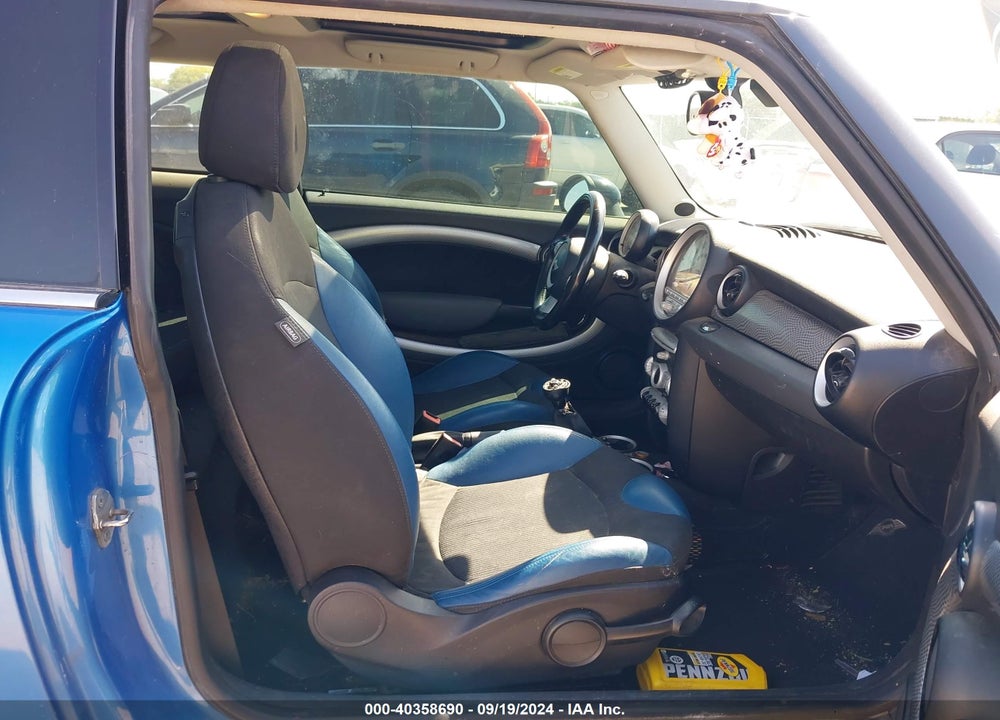 2009 MINI COOPER S VIN: WMWMF73529TT99793