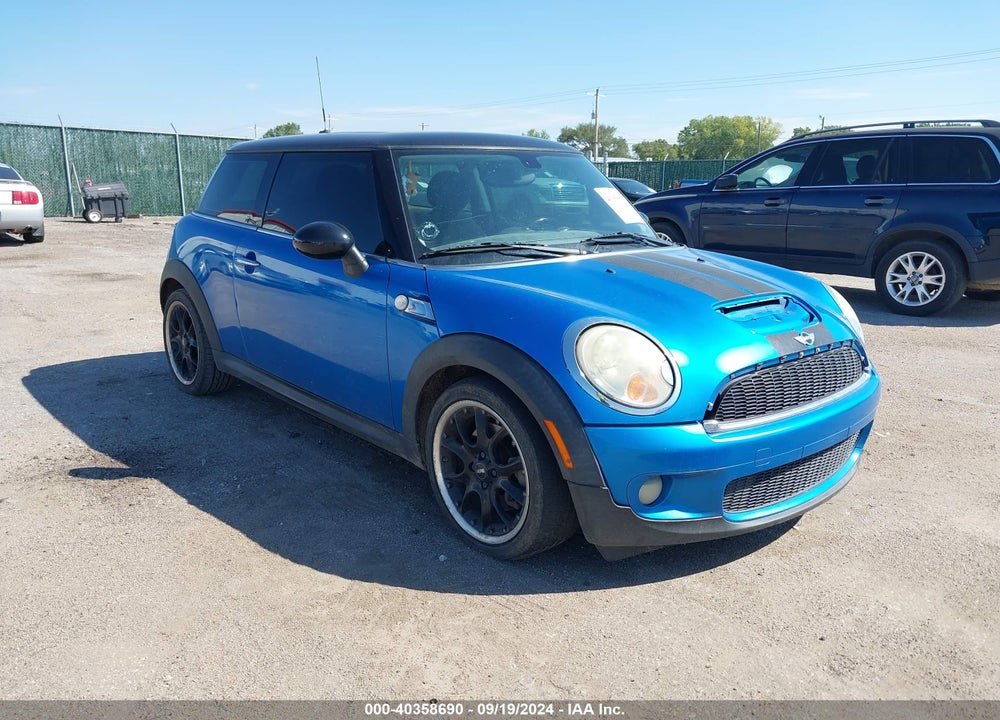 2009 MINI COOPER S VIN: WMWMF73529TT99793