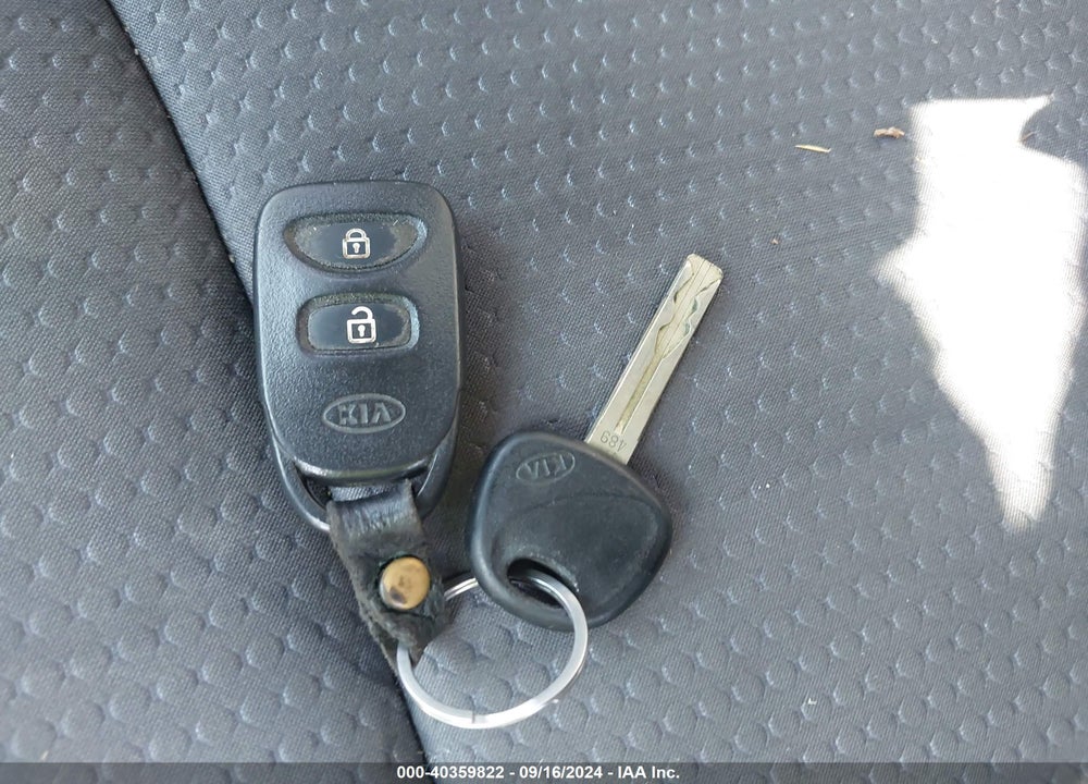 2011 KIA SORENTO LX V6 VIN: 5XYKTDA26BG122933