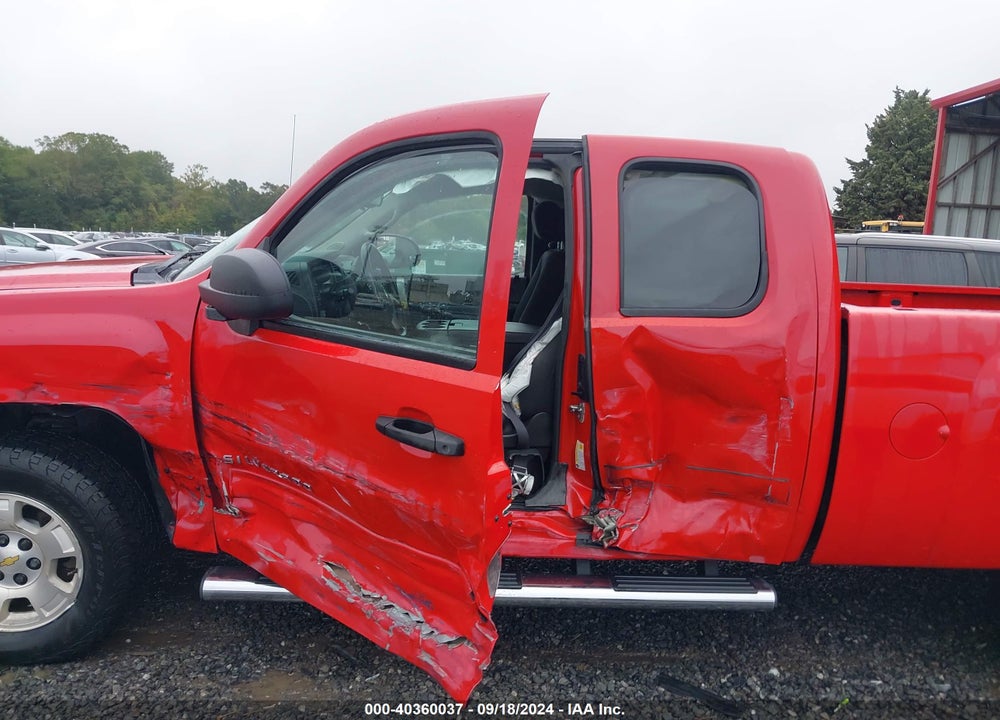 2011 CHEVROLET SILVERADO 1500 LT VIN: 1GCRKSE37BZ360493