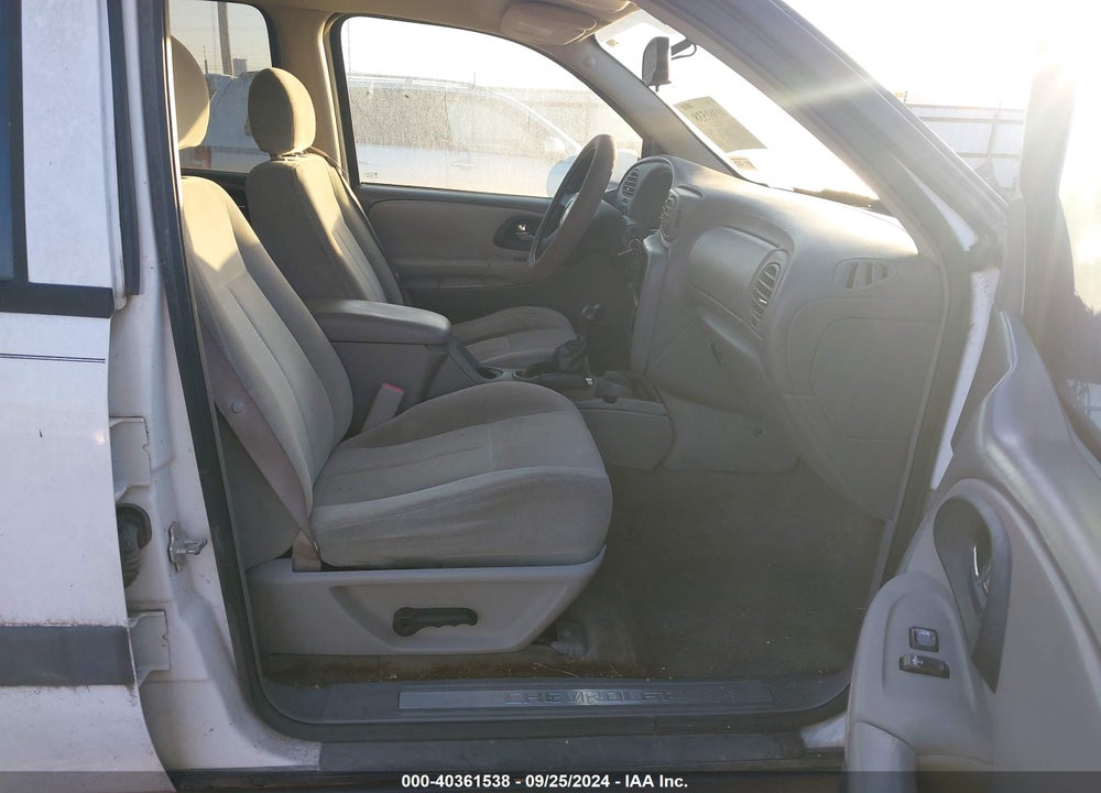 2005 CHEVROLET TRAILBLAZER LS VIN: 1GNDT13S852272956