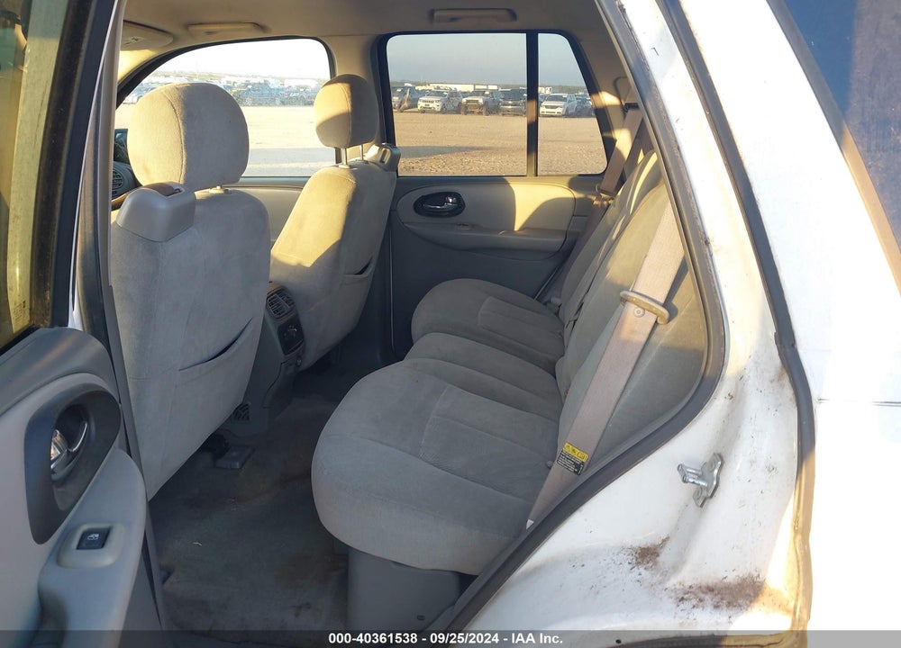2005 CHEVROLET TRAILBLAZER LS VIN: 1GNDT13S852272956