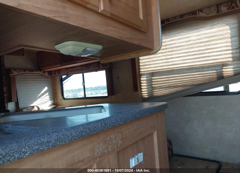 2011 FOREST RIVER WILDCAT 32 QBT 3 SLIDES VIN: 4X4FWCH2XBV024032