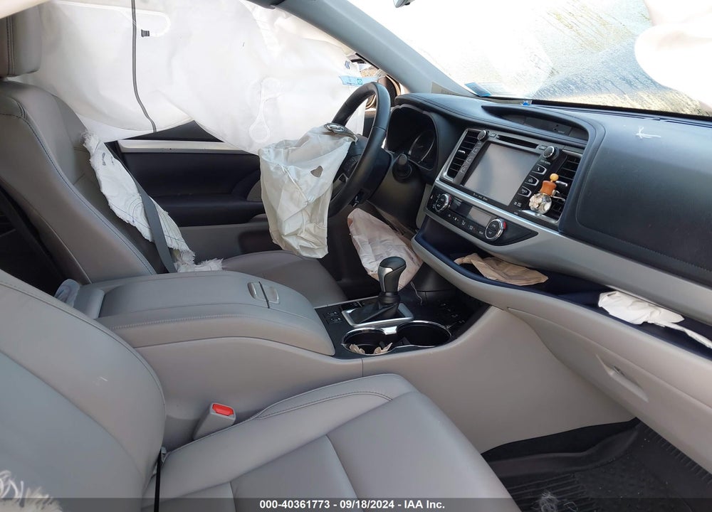 2019 TOYOTA HIGHLANDER XLE VIN: 5TDJZRFH1KS572447