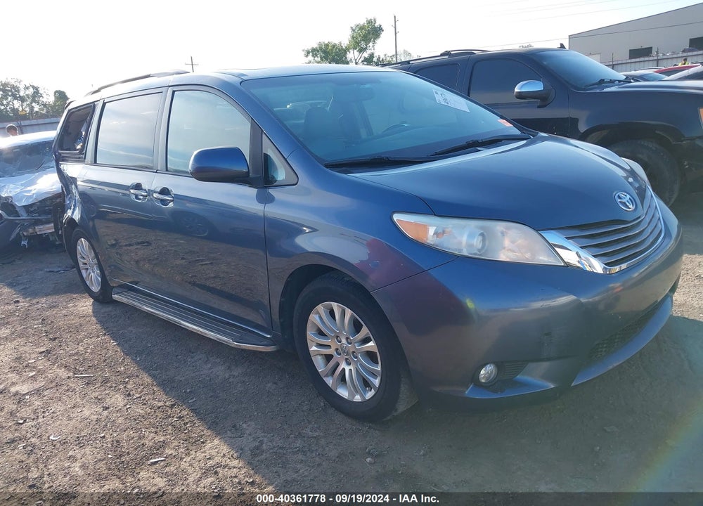 2017 TOYOTA SIENNA XLE 8 PASSENGER VIN: 5TDYZ3DC0HS833952