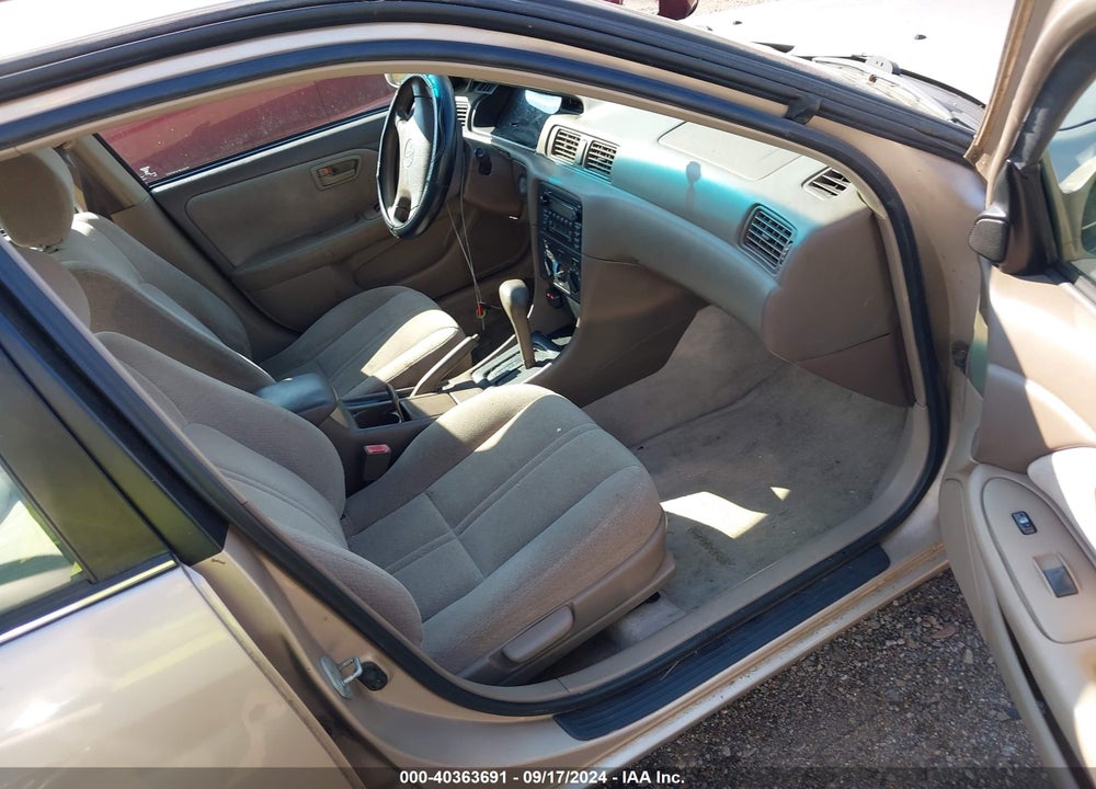 2001 TOYOTA CAMRY LE VIN: 4T1BG22K11U067307