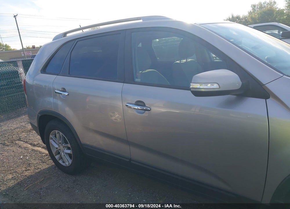 2015 KIA SORENTO LX VIN: 5XYKT4A63FG596850