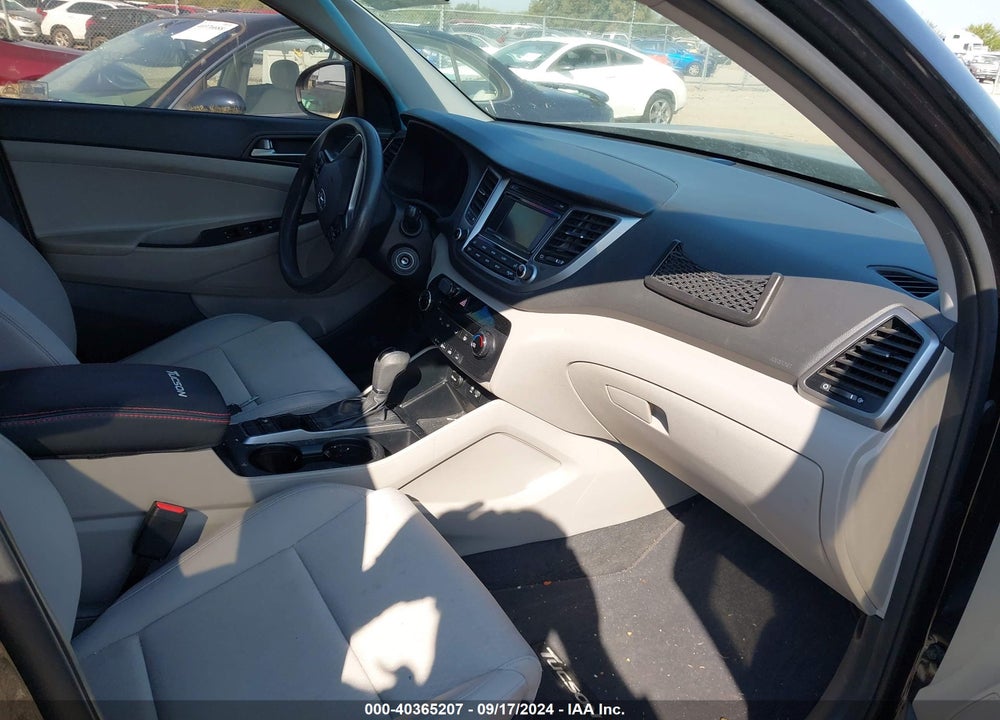 2017 HYUNDAI TUCSON SE VIN: KM8J23A49HU553926