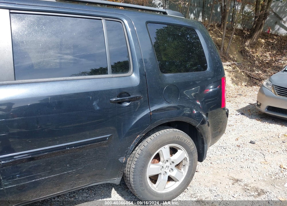 2011 HONDA PILOT EX VIN: 5FNYF4H42BB105529