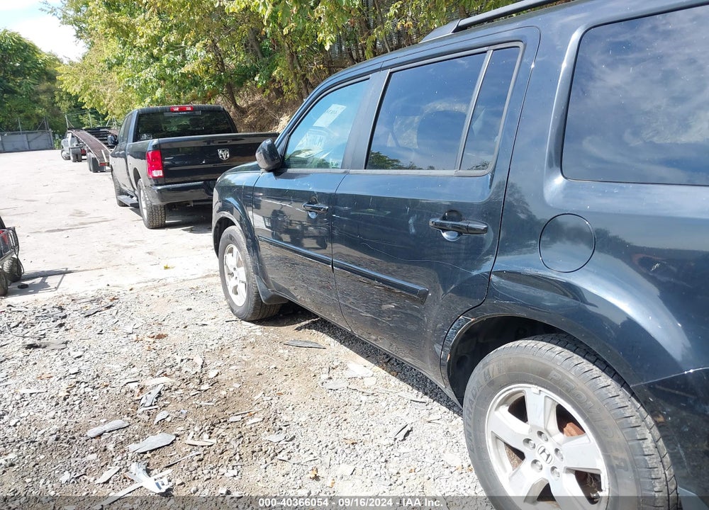 2011 HONDA PILOT EX VIN: 5FNYF4H42BB105529
