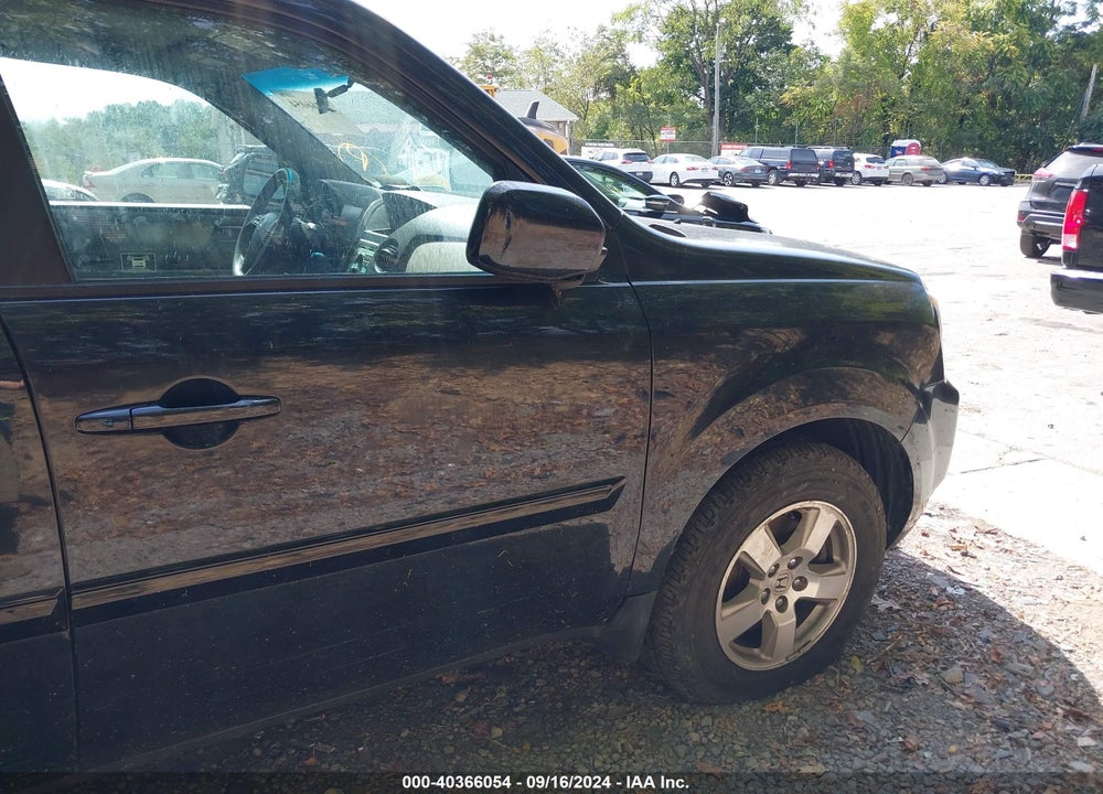 2011 HONDA PILOT EX VIN: 5FNYF4H42BB105529