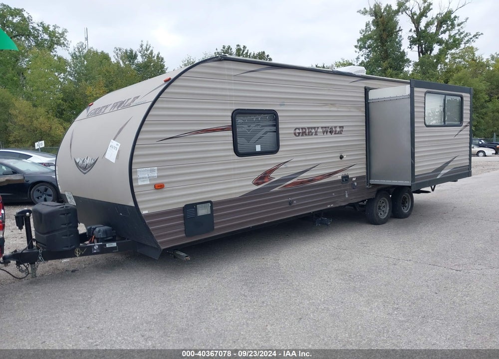2017 CHEROKEE BY FOREST R GREY WOLF 24RK VIN: 4X4TCKZ24HK036904