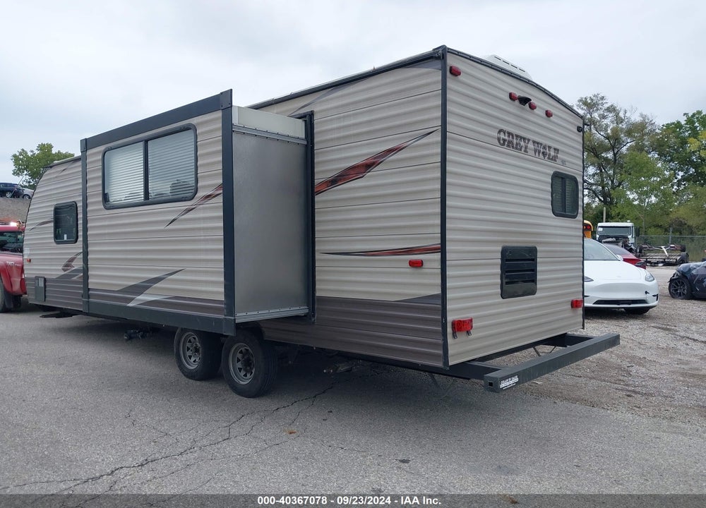 2017 CHEROKEE BY FOREST R GREY WOLF 24RK VIN: 4X4TCKZ24HK036904
