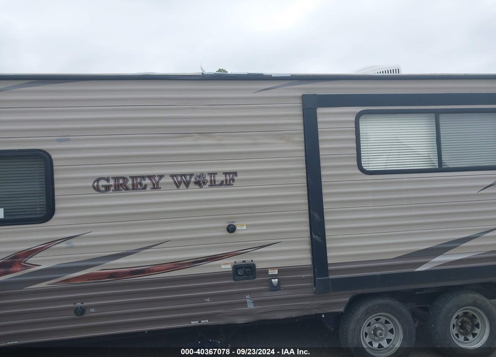 2017 CHEROKEE BY FOREST R GREY WOLF 24RK VIN: 4X4TCKZ24HK036904