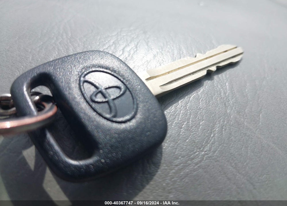2001 TOYOTA AVALON XL VIN: 4T1BF28B51U144092