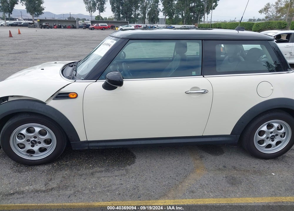 2013 MINI HARDTOP COOPER VIN: WMWSU3C5XDT688497