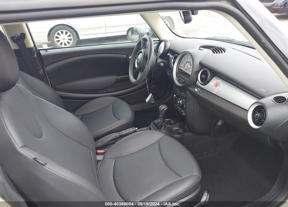 2013 MINI HARDTOP COOPER VIN: WMWSU3C5XDT688497