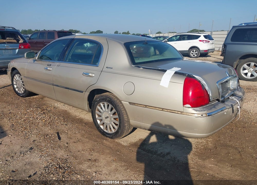2005 LINCOLN TOWN CAR SIGNATURE VIN: 1LNHM81W75Y629011