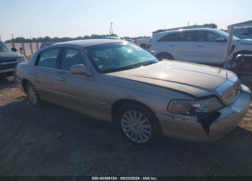 2005 LINCOLN TOWN CAR SIGNATURE VIN: 1LNHM81W75Y629011