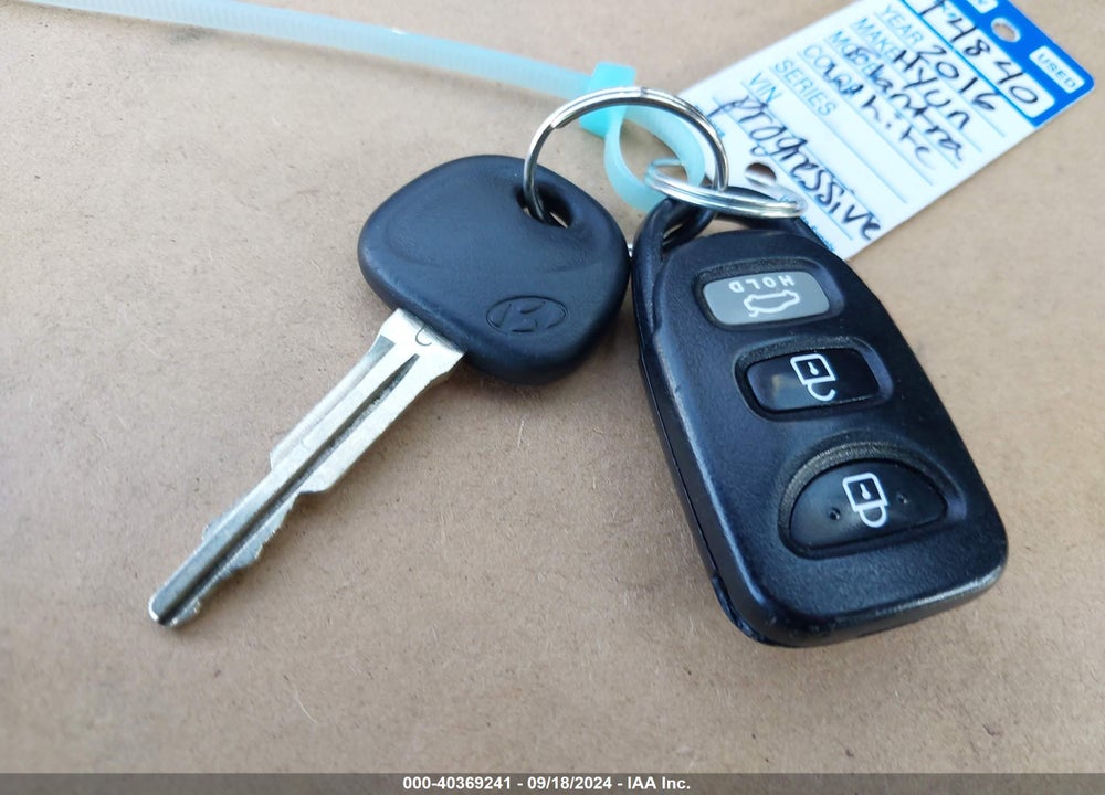 2016 HYUNDAI ELANTRA SE VIN: 5NPDH4AE2GH717816
