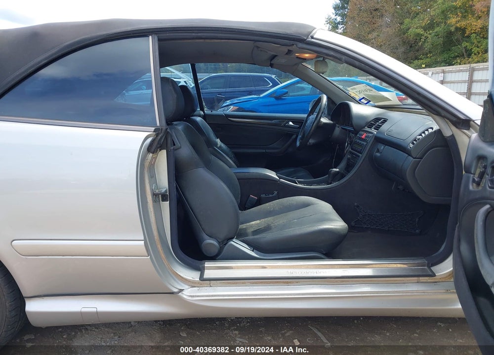 2000 MERCEDES-BENZ CLK 430 VIN: WDBLK70G8YT031115