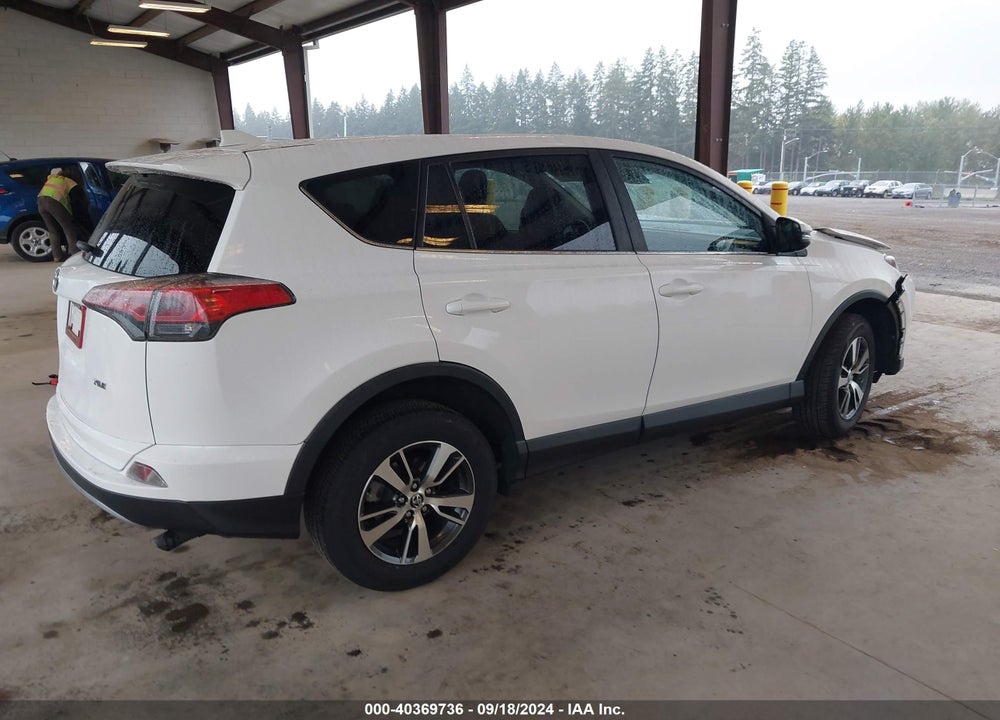 2018 TOYOTA RAV4 XLE VIN: 2T3WFREV1JW484226