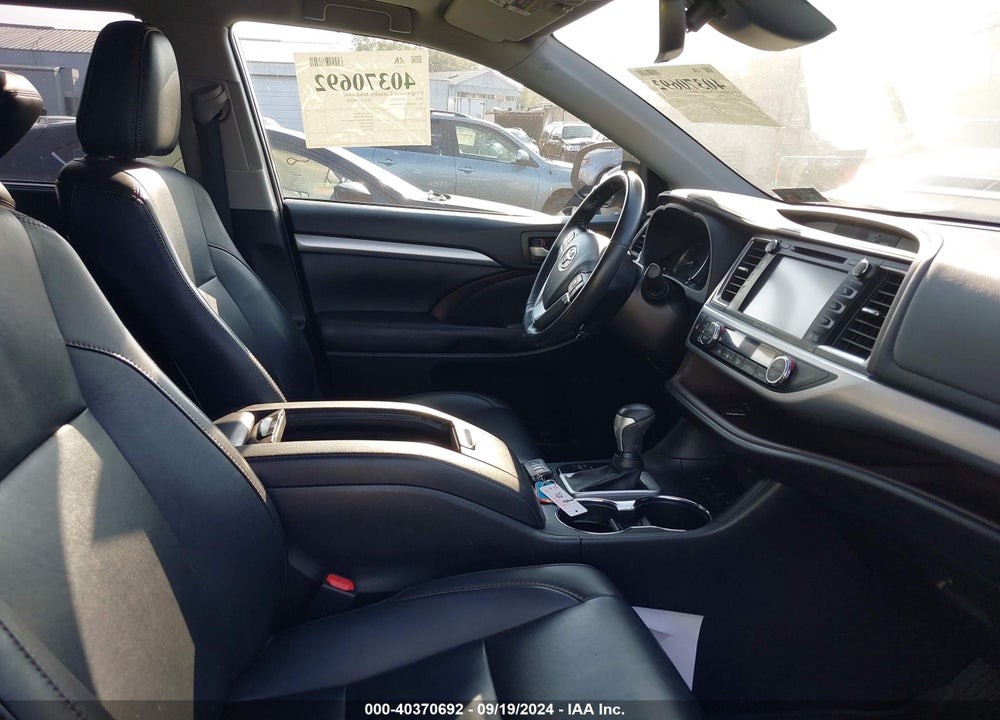 2019 TOYOTA HIGHLANDER XLE VIN: 5TDJZRFH7KS606200
