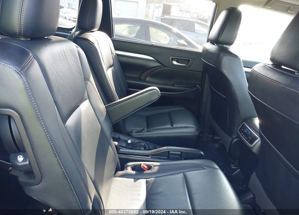 2019 TOYOTA HIGHLANDER XLE VIN: 5TDJZRFH7KS606200