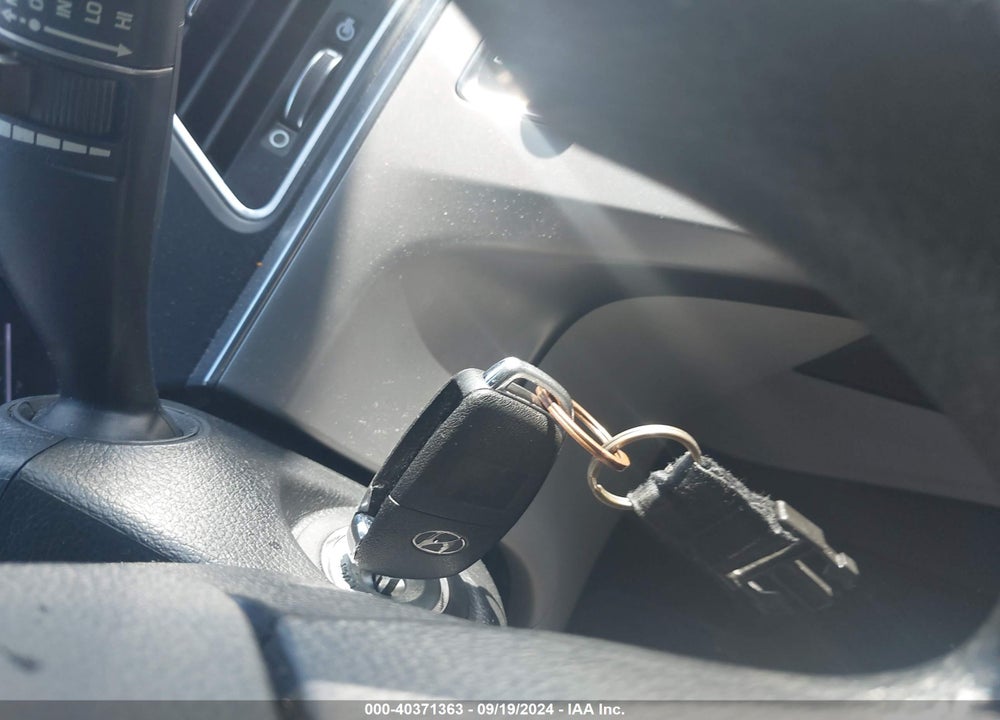 2017 HYUNDAI SONATA SE VIN: 5NPE24AF3HH563035