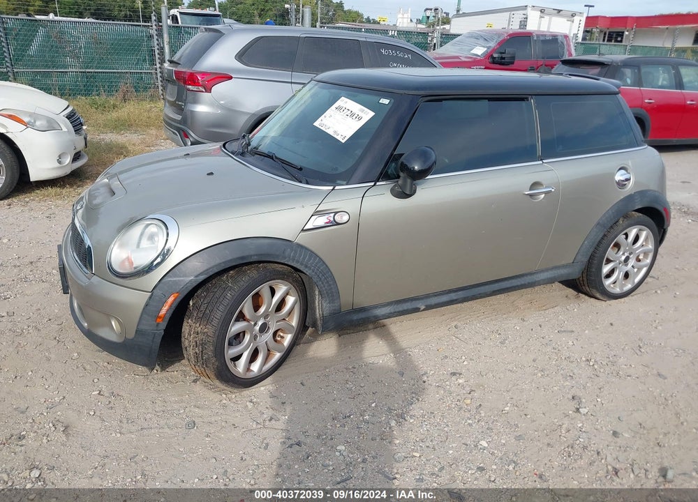 2007 MINI COOPER S VIN: WMWMF73537TL92817